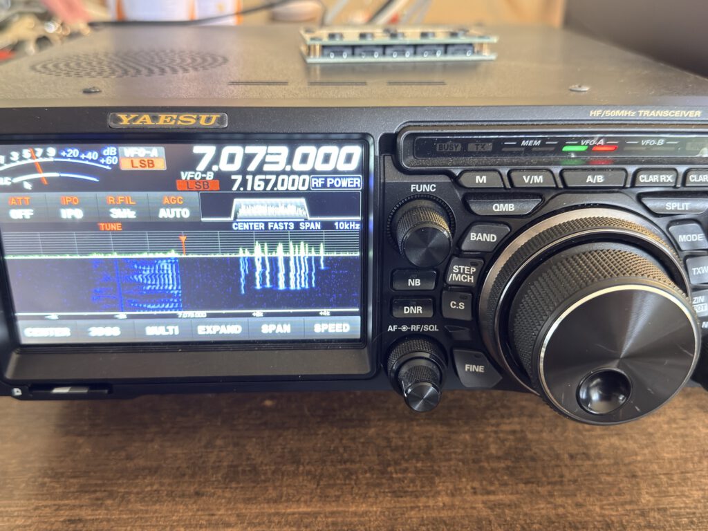 Yaesu FTDX-10 on 40 metres with the waterfall display