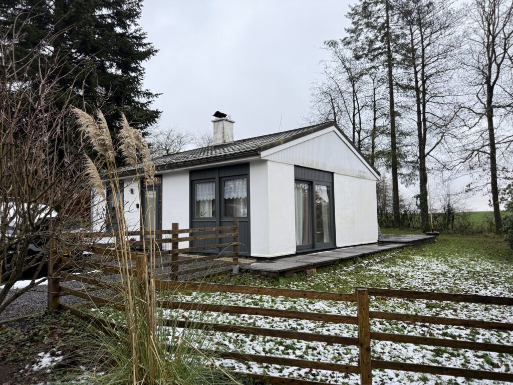 Holiday home behind the wooden fence in winter