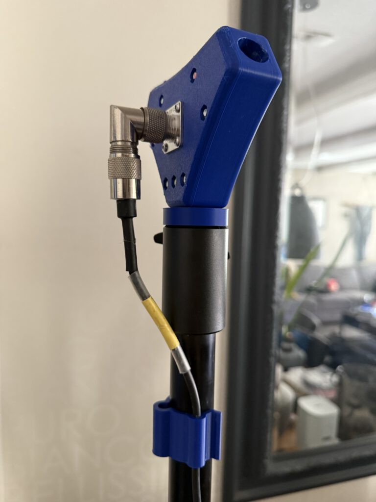 Antenna feed point mounted on the mast