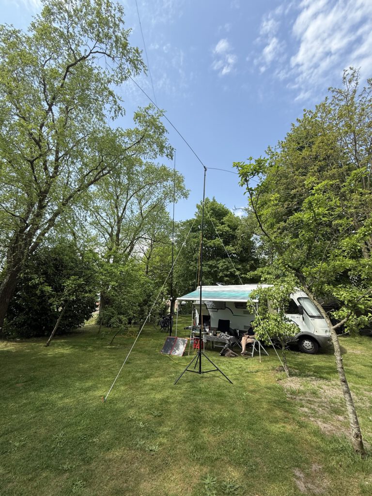 Antenna mast next to the camper in the garden