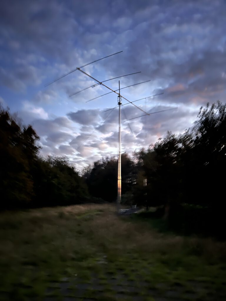 Beam antenna of PA6X against the evening sky
