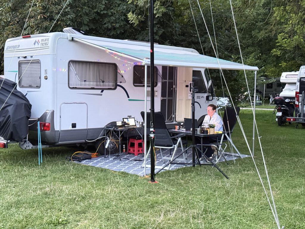 Operating portable under the awning of the mobile home in Dinant