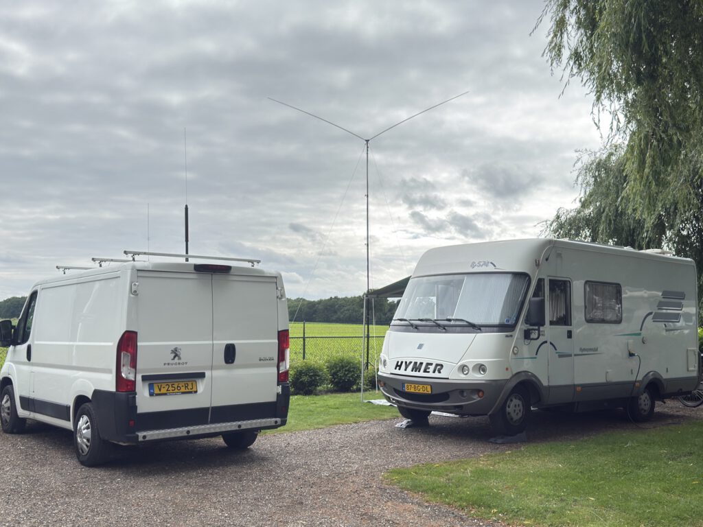 Van and mobile home with the vertical antenna, Kessel-Eik