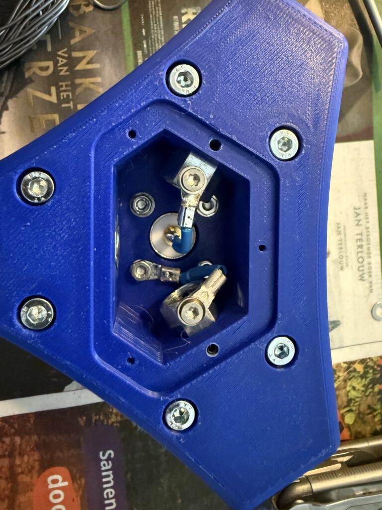 3D printed V-dipole base with the coax connector